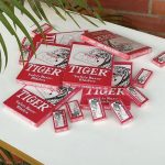 A PACK OF 100 PIECES TIGER RAZOR BLADE